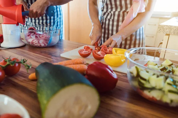 Kvinnor lagar mat till trädgårdsfest i köket — Stockfoto