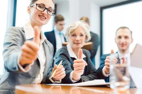 Geschäftsleute zeigen Daumen nach oben für erfolgreiches Projekt — Stockfoto