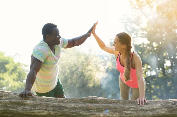 Antrenorul de fitness oferă o motivație femeii care face flotări — Fotografie, imagine de stoc