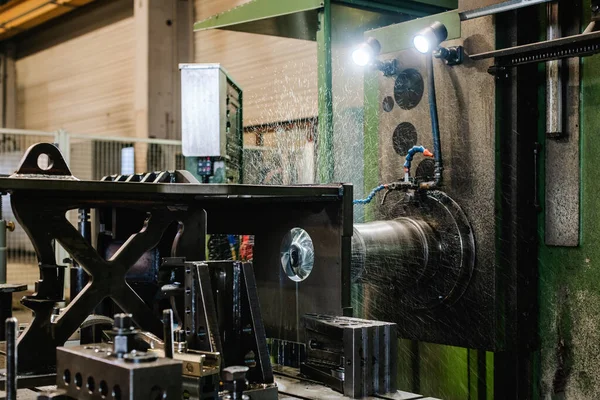 CNC fräsmaskin i metallbearbetnings fabrik — Stockfoto