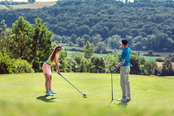 Coppia che gioca a golf in una giornata estiva — Foto Stock