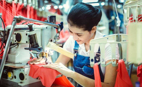 Азиатская швея на текстильной фабрике