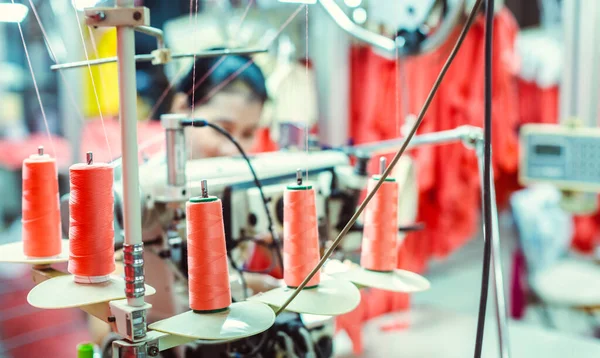 Fábrica de têxteis na Ásia produzindo têxteis para mercados de exportação — Fotografia de Stock