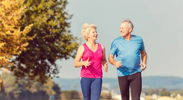 Старшая женщина и мужчина бег делать фитнес упражнения — стоковое фото