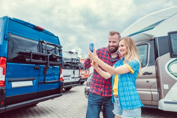 Mulher e homem tomando selfie na frente de RV ou campista em antecipação — Fotografia de Stock