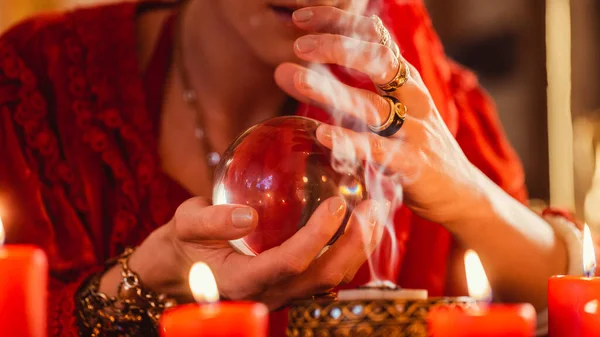 Soothsayer under en seans eller session med Crystal ball — Stockfoto