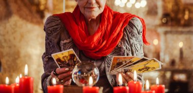 Oturum sırasında tarot kartlarıyla falcı
