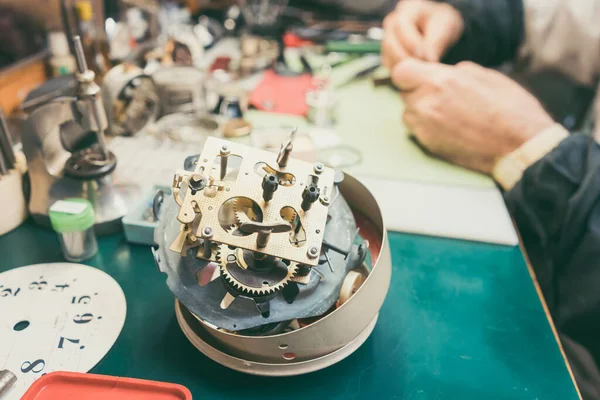 Close-up op uurwerk van de klok te repareren in horlogemaker workshop — Stockfoto