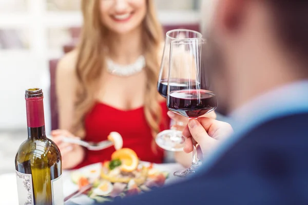 Couple toasting with red wine in romantic restaurant — Stock Photo, Image