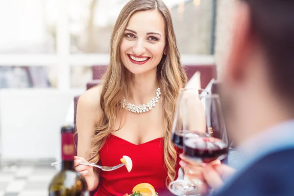 Un par de tostadas con vino tinto en un restaurante romántico —  Fotos de Stock