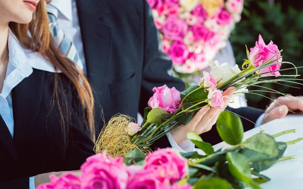 Rouwende mensen bij Funeral met doodskist — Stockfoto