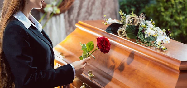 Mulher de luto no funeral com caixão — Fotografia de Stock