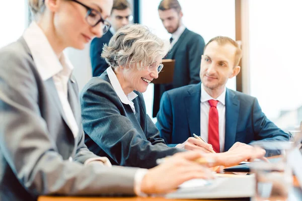 Ervaren zakenvrouw leidt een werkvergadering — Stockfoto