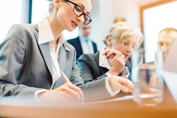 Zakenmensen in vergaderzaal werken samen — Stockfoto