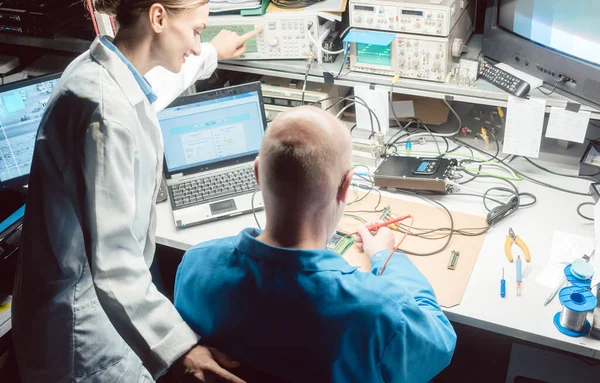 Une équipe d'ingénieurs de développement conçoit un nouveau produit en laboratoire — Photo