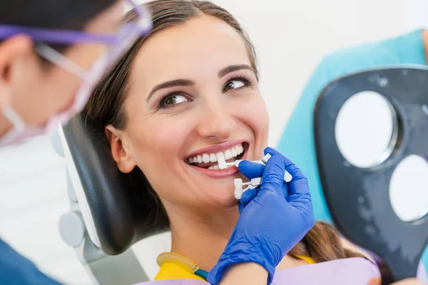 Frau bespricht Zahnaufhellung mit ihrem Zahnarzt — Stockfoto