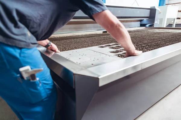 Trabajador colocar la pieza de trabajo en la mesa de la máquina de corte por chorro —  Fotos de Stock