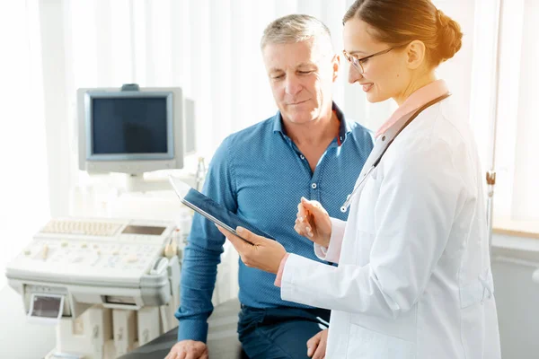 Mujer doctora explicando los resultados de la prueba después del examen — Foto de Stock