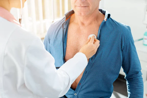 Médico comprobando la función pulmonar del paciente con estetoscopio —  Fotos de Stock