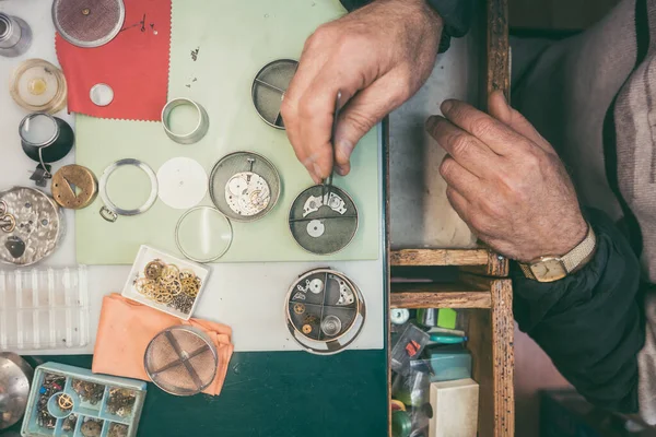 Mãos de relojoeiro fixando um relógio de perto — Fotografia de Stock