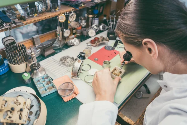 Uhrmacherin vertieft in ihre heikle Arbeit — Stockfoto