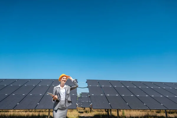 Mulher de negócios ou investidor inspecionando sua fazenda solar — Fotografia de Stock