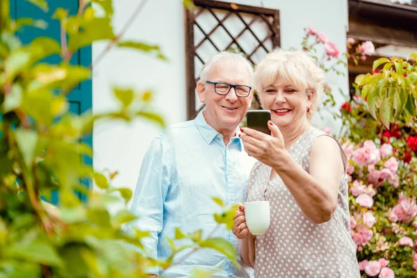 Abuelos haciendo videollamadas con sus nietos usando el teléfono —  Fotos de Stock