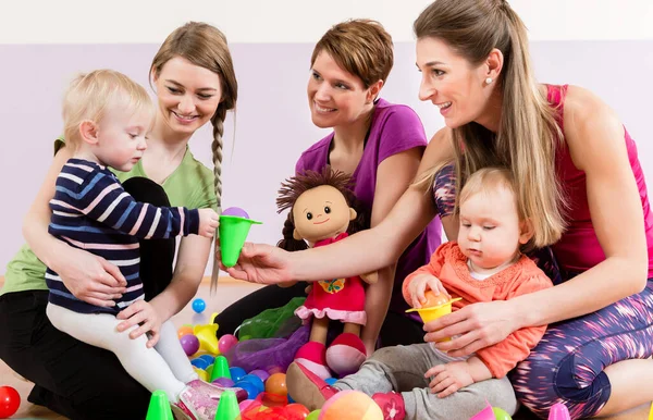 Madres jugando con sus bebés — Foto de Stock