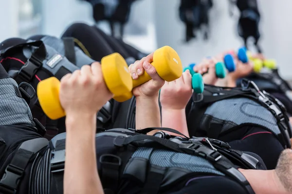 Gruppe von Menschen in drahtlosem Fitness-Studio trainiert mit Gewicht — Stockfoto