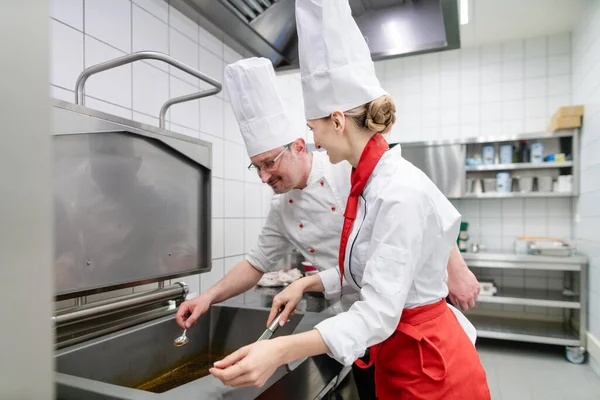 Szakácsok nagy kereskedelmi konyha főzés ételek együtt — Stock Fotó