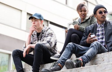 Bir grup farklı arkadaş sigara içiyor