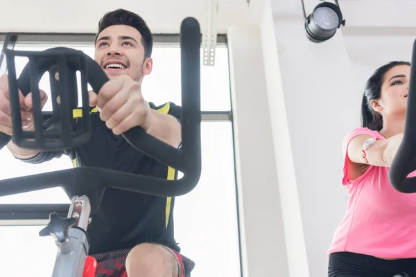 Man och kvinna cykling på gym — Stockfoto