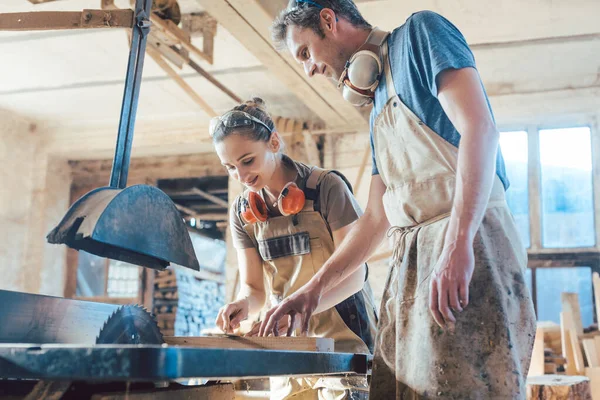 Squadra di falegnami che lavora su dettagli di un taglio di legno — Foto Stock