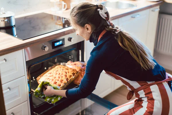 Frau backt zu Hause Apfelkuchen — Stockfoto