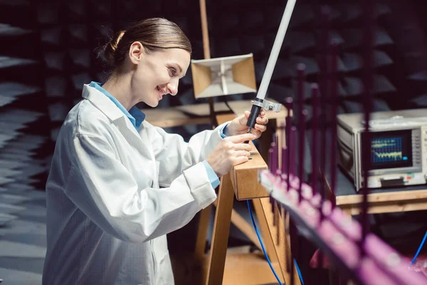 Engenheiro em laboratório de eletrônica realizando teste de conformidade rf — Fotografia de Stock