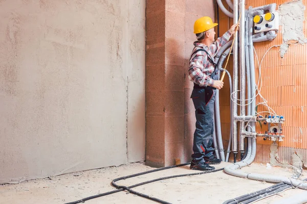 Senior-Techniker misst das Rohr mit Lineal — Stockfoto