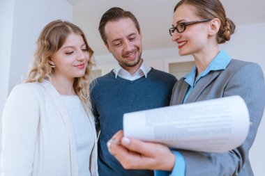 Emlakçı kadın yeni kira kontratının detaylarını dolduruyor.