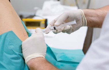 Ortopedik doktor kortizonu kaygan diske enjekte ediyor.