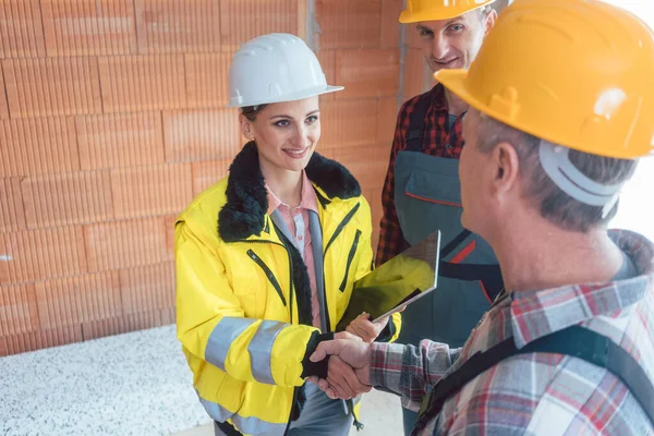 Professionele ingenieurs schudden elkaar de hand — Stockfoto