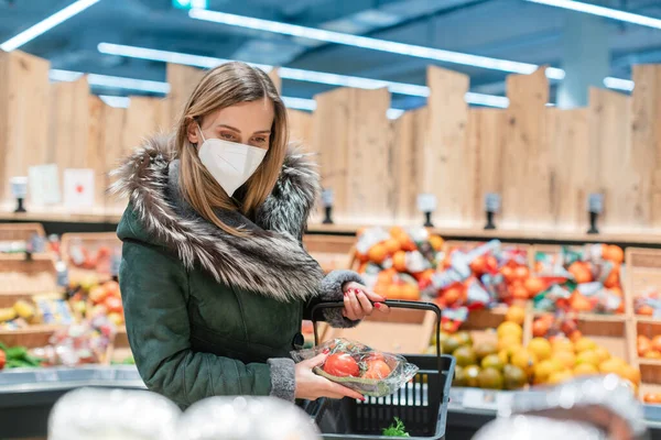 Wanita mengenakan topeng wajah ffp2 belanja di supermarket — Stok Foto