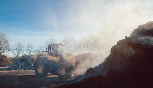 Buldożer w ciężkich pracach ziemnych w zakładzie produkcji biomasy — Zdjęcie stockowe