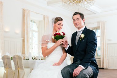 Gelin çift töreni için bekliyor