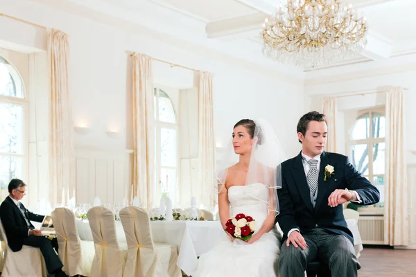 Pareja nupcial esperando la ceremonia — Foto de Stock