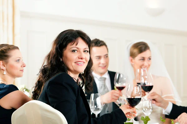 Hochzeitsfeier beim Abendessen — Stockfoto