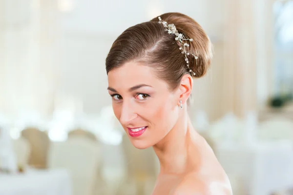 Sposa con capelli indietro spazzati — Foto Stock