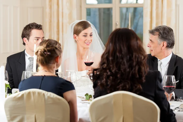 Свадьба за ужином — стоковое фото