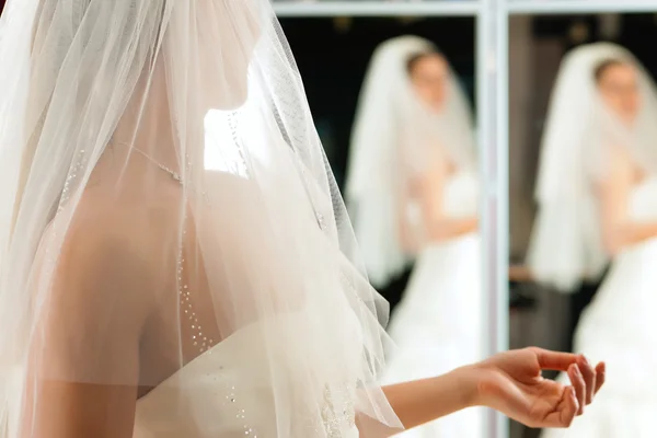 Sposa al negozio di vestiti per abiti da sposa — Foto Stock