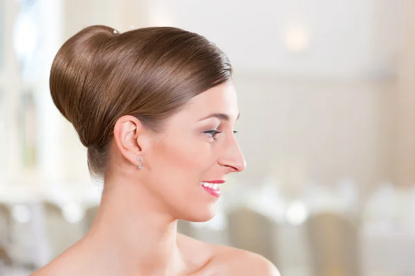 Bride with swept-back hair — Stock Photo, Image