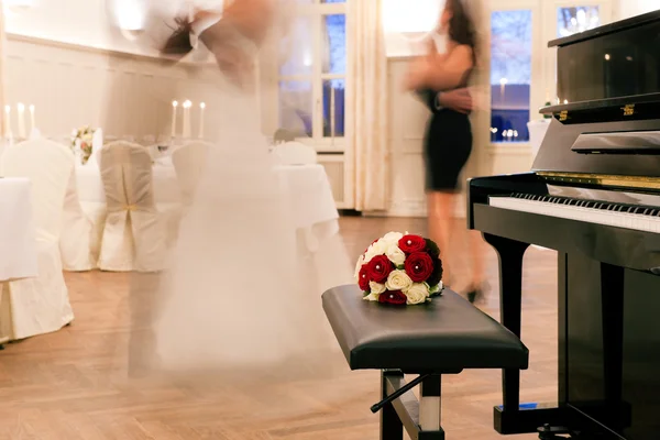 Novia y novio bailando el primer baile — Foto de Stock