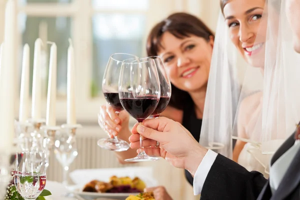 Fiesta de bodas en la cena o el almuerzo — Foto de Stock